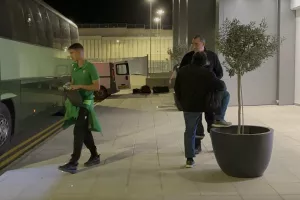 Βγήκαν απ' τα αποδυτήρια οι παίκτες της Ομόνοιας (Φώτος/Βίντεο)