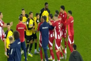 Ολυμπιακός – ΑΕΚ: Χάος στο φινάλε του ντέρμπι με σύρραξη και... κόκκινες κάρτες