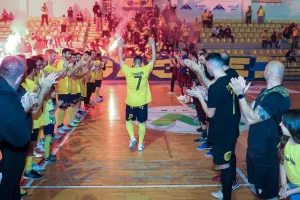 "Έχεις γράψει με χρυσά γράμματα το όνομα σου - Αρχηγέ σ' ευχαριστούμε"