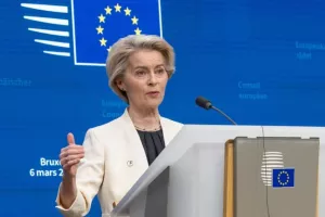 Ούρσουλα φον ντερ Λάιεν: Σημαντικό βήμα σταθεροποίησης το «πάγωμα» των δασμών Τραμπ