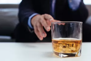Η βαριά κατανάλωση αλκοόλ σχετίζεται με αυξημένο κίνδυνο εμφάνισης εγκεφαλικών βλαβών