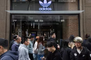 Κίνα: Τέθηκαν σε ισχύ οι δασμοί αντιποίνων 84% σε προϊόντα των ΗΠΑ