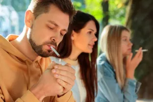 Ερευνα: Ραγδαία μείωση του καπνίσματος στους νέους ενήλικες στις ΗΠΑ