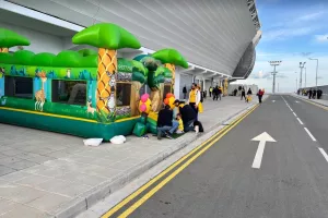 (ΦΩΤΟΣ kerkida.net) Aρκετός κόσμος στο ΑΕΛίστικο Pre game Party