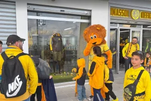 (ΦΩΤΟΣ kerkida.net) Aρκετός κόσμος στο ΑΕΛίστικο Pre game Party