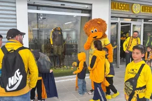 (ΦΩΤΟΣ kerkida.net) Aρκετός κόσμος στο ΑΕΛίστικο Pre game Party