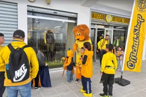 (ΦΩΤΟΣ kerkida.net) Aρκετός κόσμος στο ΑΕΛίστικο Pre game Party
