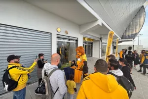 (ΦΩΤΟΣ kerkida.net) Aρκετός κόσμος στο ΑΕΛίστικο Pre game Party