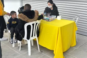 (ΦΩΤΟΣ kerkida.net) Aρκετός κόσμος στο ΑΕΛίστικο Pre game Party