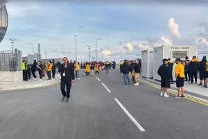(ΦΩΤΟΣ kerkida.net) Aρκετός κόσμος στο ΑΕΛίστικο Pre game Party