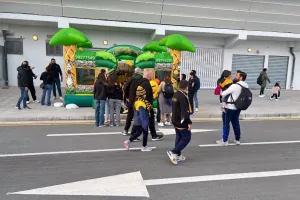 (ΦΩΤΟΣ kerkida.net) Aρκετός κόσμος στο ΑΕΛίστικο Pre game Party