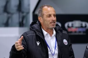 ''Ήταν απλά μια άτυπη συμφωνία / Τον έχουμε ανάγκη γι’ αυτό αγωνίζεται''
