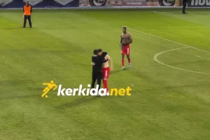 Αγκαλιά σε Βίκτωρος 