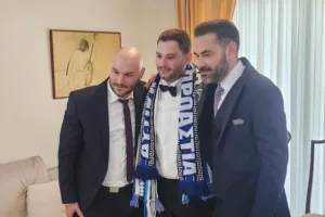 Με το κασκόλ... στο γάμο