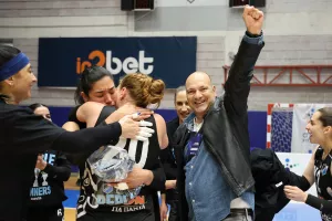 (BINTEO Kerkida/Φώτος) Η απονομή του κυπέλλου!