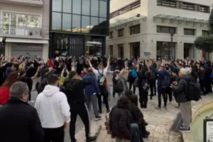 Απόβαση των φίλων του Αστέρα στο Ηράκλειο – Συνθήματα στο κέντρο της πόλης (βίντεο)