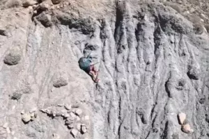  Έσωσαν με ελικόπτερο αναρριχήτρια που είχε γαντζωθεί σε βράχους
