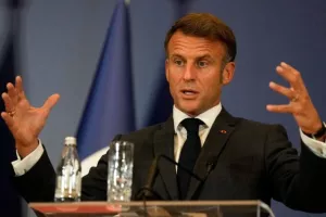 Ο Μακρόν καλεί τους ερευνητές από όλο τον κόσμο να επιλέξουν τη χώρα του