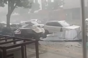 Κίνα: Ακραίοι άνεμοι καταστρέφουν πόλεις - Σφοδρή κακοκαιρία σαρώνει πολλές επαρχίες