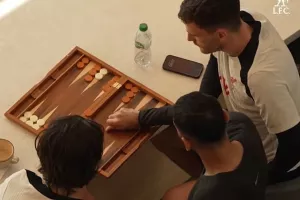 Καφές, τάβλι, «τσακωμοί» πάνω απ' τα πούλια: Ο Τσιμίκας έχει «αλλάξει» τη Λίβερπουλ! (βίντεο)