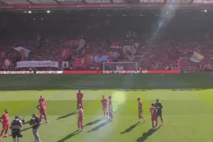 (BINTEO) MAΓΙΚΟ "You 'll never walk alone" πριν την...κούπα!