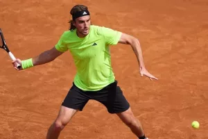 Πρόωρο «αντίο» στο Madrid Open από τον… διπρόσωπο Τσιτσιπά!