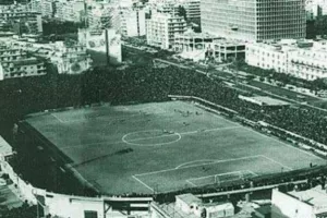 Το Κύπελλο του Πάσχα/Τσουγκρίζοντας κόκκινα αυγά στη σέντρα