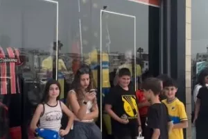 Ουρά...στο Orange Shop (Φώτος)