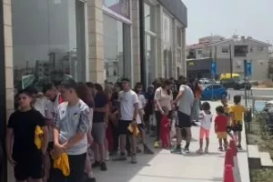 Ουρά...στο Orange Shop (Φώτος)