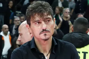 Γιαννακόπουλος/“Τώρα θα έρθω και εγώ κάτω, να με βρίζετε 15 χιλιάδες!”
