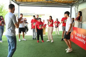 (Φώτος) «Ένα γκολ στη συμπερίληψη» και η αποκάλυψη του τροπαίου 