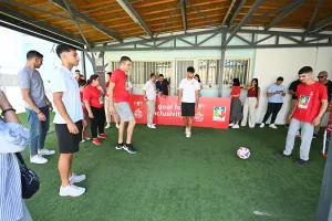 (Φώτος) «Ένα γκολ στη συμπερίληψη» και η αποκάλυψη του τροπαίου 