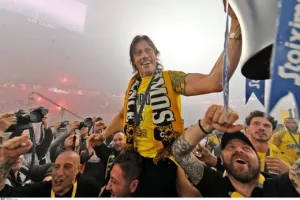Μέλη της Original 21 αποχαιρέτησαν τον Αλμέιδα