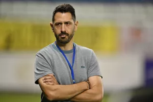Πέφτουν...οι υπογραφές