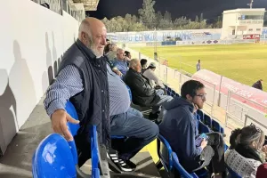 Παρακολουθεί και καταγράφει...