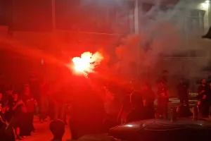 (Βίντεο/Φώτος Kerkida) Με καπνογόνο ο Κράινζ και... "είναι τρελός ο αρχηγός"