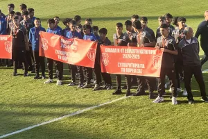(Φώτος Kerkida) Χειροκρότημα στις ομάδες ακαδημιών 