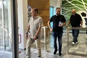 (UPD/Φώτος Kerkida) Αποχώρηση με... χαμόγελα
