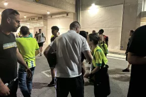 (Φώτος kerkida) Ο κόσμος στους πρωταγωνιστές - Αγκαλιές και φωτογραφίες!