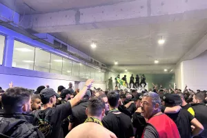 Έξω από τα αποδυτήρια οι οπαδοί - Αποθέωσαν τους παίκτες! (Φώτος/Βίντεο Kerkida)