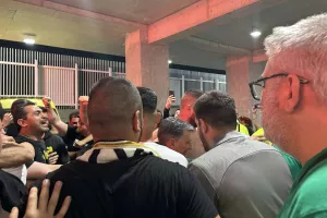 Έξω από τα αποδυτήρια οι οπαδοί - Αποθέωσαν τους παίκτες! (Φώτος/Βίντεο Kerkida)
