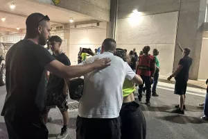 (Φώτος kerkida) Ο κόσμος στους πρωταγωνιστές - Αγκαλιές και φωτογραφίες!