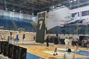 (Βίντεο/Φώτος) Η ΑΕΚ τίμησε τον Brezec / Στην οροφή του “Κίτιον” η φανέλα του 
