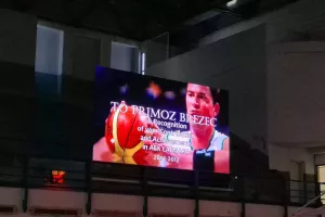 (Βίντεο/Φώτος) Η ΑΕΚ τίμησε τον Brezec / Στην οροφή του “Κίτιον” η φανέλα του 