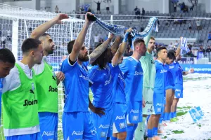 Μπροστά από τον κόσμο με τα κασκόλ 