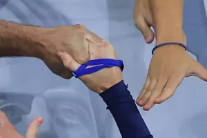 Γκολ και... χειραψία με τους οπαδούς!