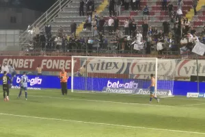 (Φώτος Kerkida) Στο πέταλο και φανέλες στον κόσμο