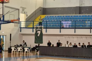 (Βίντεο/Φώτος) Η ΑΕΚ τίμησε τον Brezec / Στην οροφή του “Κίτιον” η φανέλα του 