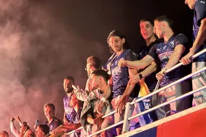 Πανηγύρισαν με... καπνογόνα οι παίκτες! (Βίντεο/Φώτος Kerkida)