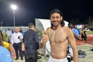 ΦΩΤΟΣ μέσα από το γήπεδο με τους πανηγυρισμούς